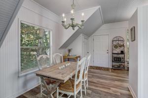 Un comedor con mesa y sillas de madera. en 313 New Street apts, en Fernandina Beach