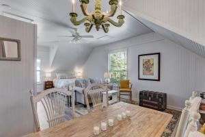comedor y sala de estar con mesa de comedor en 313 New Street apts, en Fernandina Beach