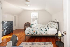 Un dormitorio con una cama y una cómoda. en Modern Mill House Walk To Downtown Durham, en Durham