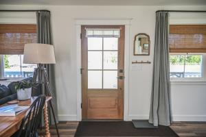 ein Wohnzimmer mit einer Tür und einem Tisch in der Unterkunft Prairie Cottage, a Fresh Farmhouse in Snohomish + 51 Fotos