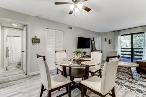 a dining room with a table and chairs at 3E Amelia Landings condo in Fernandina Beach