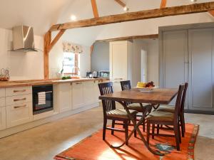 una cucina con tavolo da pranzo e sedie in legno di Chiddock Cottage - Ukc2540 a Fordingbridge