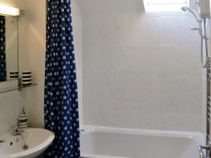 ein Badezimmer mit Badewanne, Toilette und Waschbecken in der Unterkunft Pottergate Cottage in Wroxham + 6 Fotos