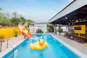 ein Schwimmbecken mit einer Gummiente im Wasser in der Unterkunft Ton Hom Pool Party in Hua Hin