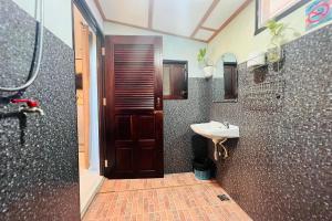 ein Badezimmer mit Waschbecken und Dusche in der Unterkunft Ton Hom Pool Party in Hua Hin + 41 Fotos