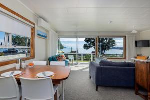 Khu vực ghế ngồi tại Dream View Waterfront - Paihia Holiday Home