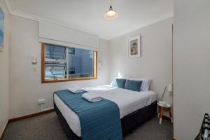 Giường trong phòng chung tại Dream View Waterfront - Paihia Holiday Home