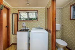 Phòng tắm tại Dream View Waterfront - Paihia Holiday Home