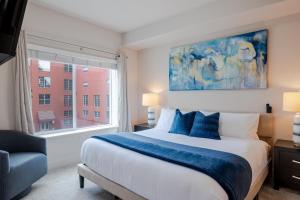 ソルトレイクシティにあるConvention Ctr Style-2BR Pool,Hot Tub,Gym,Theatreの大きなベッドと窓のある寝室