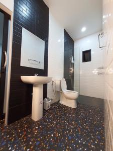 une salle de bain avec toilettes, lavabo et douche dans l'établissement Morning Glory Pool Villa Chaam-Huahin, à Sathani Huai Sai Tai