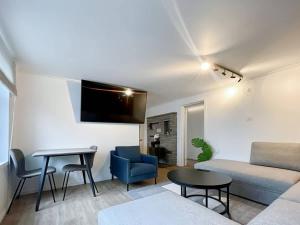 un salon avec un canapé et une table dans l'établissement Cozy Corner 1 By Stavanger Bnb, à Stavanger