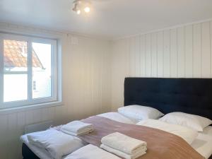 une chambre avec un lit avec des serviettes dessus dans l'établissement Cozy Corner 1 By Stavanger Bnb, à Stavanger