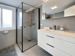 une salle de bain avec douche et lavabo dans l'établissement Cozy Corner 1 By Stavanger Bnb, à Stavanger 21 autres photos