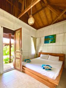 Postel nebo postele na pokoji v ubytování Lotus & Teak Villas