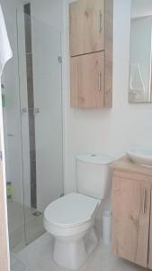 メデジンにあるHermoso aparta estudio en Medellinのトイレと洗面台を備えた白いバスルーム