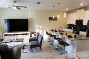 Kuchyň nebo kuchyňský kout v ubytování FREE Resort Fun! Private Pool! Near Theme Parks!