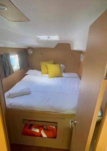 ein Bett mit gelben Kissen auf einem Boot in der Unterkunft Barco para dormir sobre el Mar in Valencia