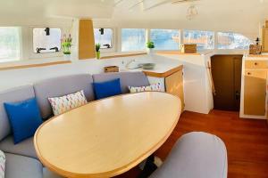 ein Wohnzimmer mit einem Holztisch und einem Sofa in der Unterkunft Barco para dormir sobre el Mar in Valencia