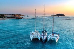 Drei Boote sind im Meer angedockt in der Unterkunft Barco para dormir sobre el Mar in Valencia + 6 Fotos