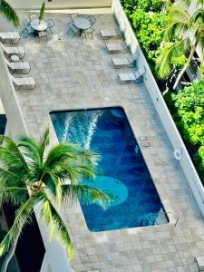an overhead view of a swimming pool with a palm tree at Jenny's Cottage Waikiki in Honolulu