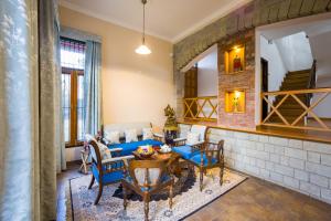 Posezení v ubytování Alaya Stays Mehar Villa - 3 BHK With Garden & Scenic Views