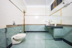 Koupelna v ubytování Alaya Stays Mehar Villa - 3 BHK With Garden & Scenic Views