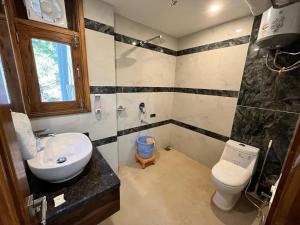 Et badeværelse på Hadley inn Kasauli