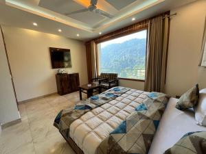 En eller flere senge i et værelse på Hadley inn Kasauli + 39 billeder