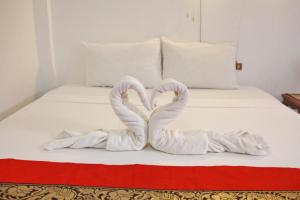 Postel nebo postele na pokoji v ubytování JJ karon beach hotel