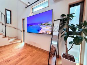 まちなかの家MANAにあるテレビまたはエンターテインメントセンター