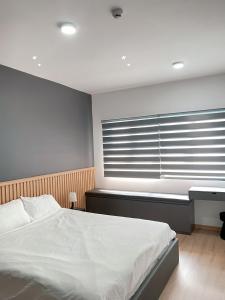 ein Schlafzimmer mit großem Bett und Fenster in der Unterkunft Căn hộ biên hoà in Biên Hòa