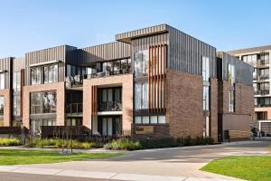 un condominio con mattoni rossi di Spacious 1-Bed Apartment with Gym, BBQ & Parking a Kingston  Altre 22 foto