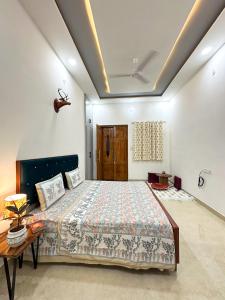 Un pat sau paturi într-o cameră la Ashadeep Homestay