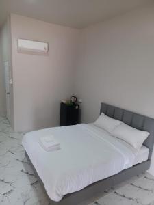 Ένα ή περισσότερα κρεβάτια σε δωμάτιο στο MWELL House - บ้านพักเอ็มเวล