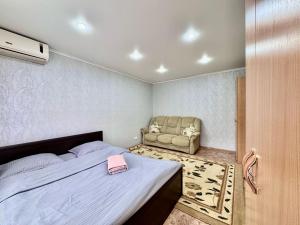 Postel nebo postele na pokoji v ubytování В центре Павлодара светлая квартира + 14 fotografií