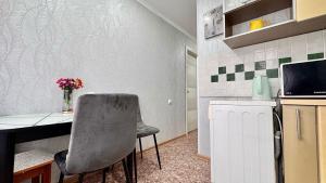 Kuchyň nebo kuchyňský kout v ubytování В центре Павлодара светлая квартира