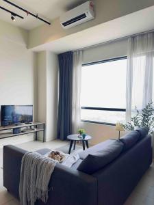 TV a/nebo společenská místnost v ubytování Cozy Tamarind Suites