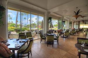 Restaurace v ubytování Pool Oceanview Room, 4 star Beachfront Resort, King Bed, Lanai, AC, Pool, Restaurant, Gym, Spa
