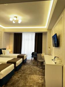 Μια τηλεόραση ή/και κέντρο ψυχαγωγίας στο Garnet Mir Hotel