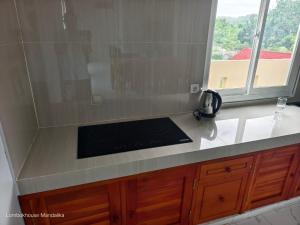 龙目岛库塔Lombokhouse Mandalika的厨房配有炉灶台面