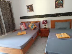Postel nebo postele na pokoji v ubytování Alona J&J Tourist Inn