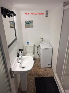 クリェラにあるMar y castilloの洗面台とトイレ付きのバスルーム