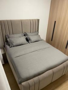 - un grand lit avec des oreillers dans l'établissement New Dawn Home, à Ruaka