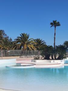 Piscina de la sau aproape de Village Vacances CAP ESTEREL , AGAY , T2 climatisé vue mer panoramique - accès de plain-pied au calme rare sur le site - Piscines et parking couvert inclus