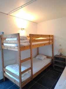 Postel nebo postele na pokoji v ubytování Tsjaka+