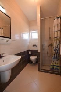 Kúpeľňa v ubytovaní Apartments Batarilo + 37 fotografií