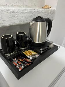 Utensilios para hacer té y café en Sagma Beach Rooms