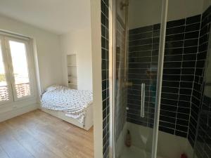 Postel nebo postele na pokoji v ubytování Cozy Studio 10min from La Défense Arena