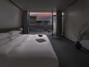 Postel nebo postele na pokoji v ubytování 芒澍陶唐之丘海景酒店大理洱海店