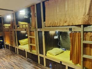 Palanda nebo palandy na pokoji v ubytování Sinhassan Dormitory Hostel Juhu
